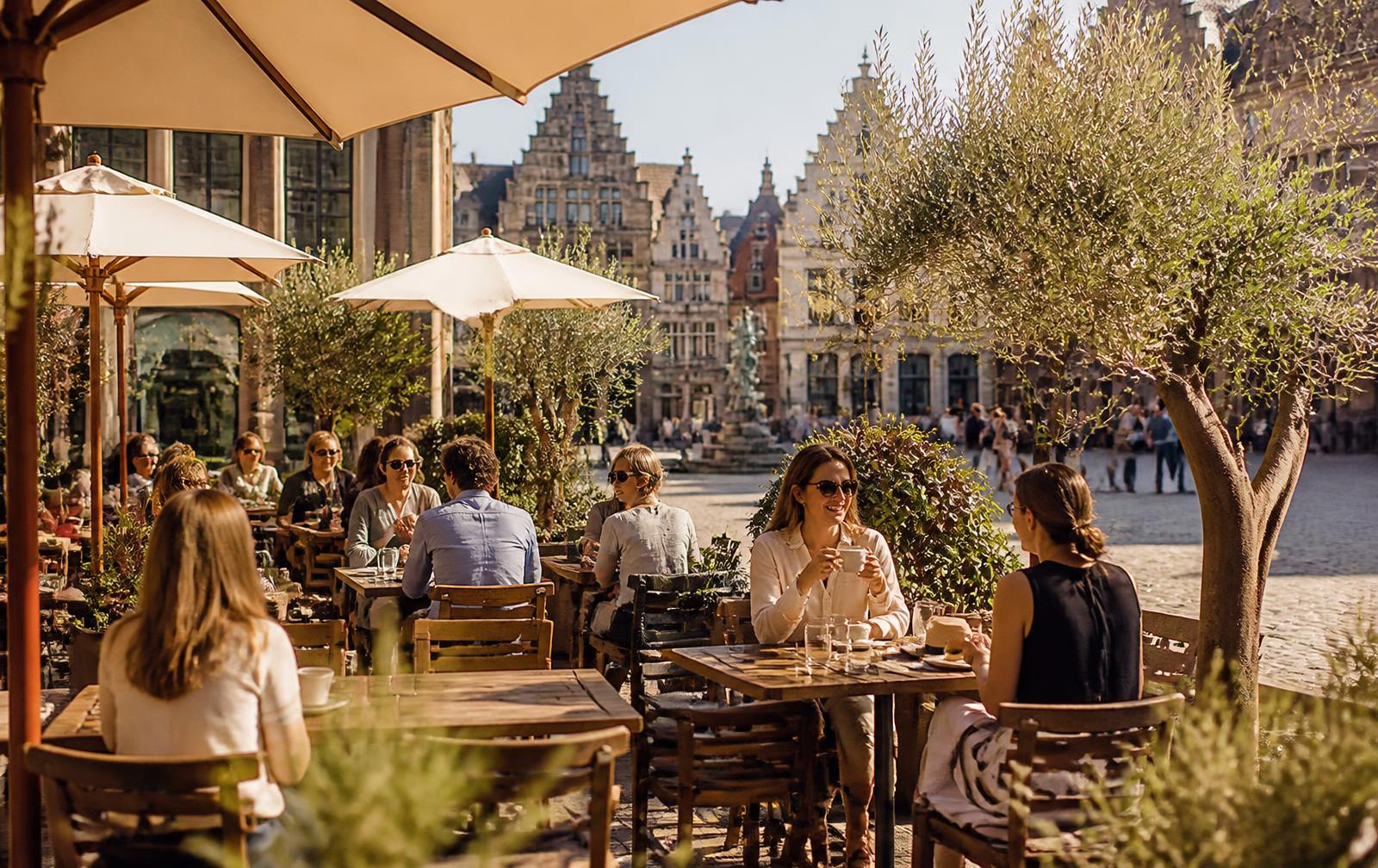 Zonnige middagen op het plein